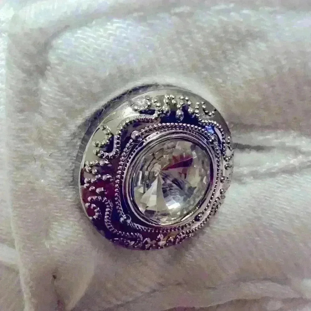 V Cristina Beaded White Jeans.  Women’s Size 4. Pre Owned, Excellent Condition - Picture 3 of 7